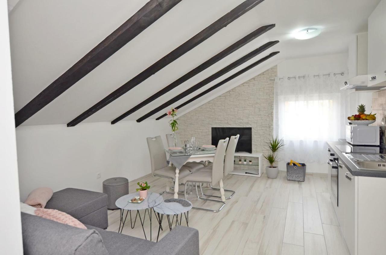Apartments Viktoria Ловран Экстерьер фото